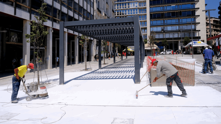 Renewing the welfare state, Europe’s green trump card Construction workers in extreme heat in Athens