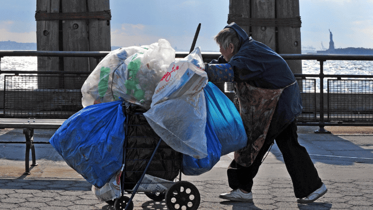 Living conditions: Germany outperforms the US Homeless woman in New York