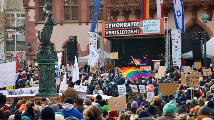 democracy,populism,trade unions,civil-society organisations,far right