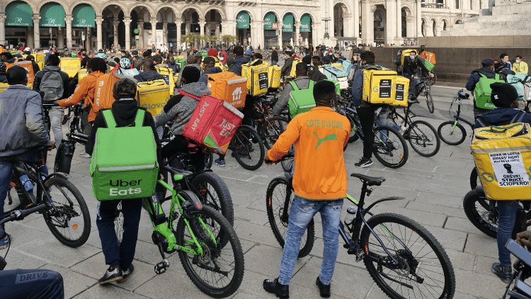 Organising and bargaining in the platform economy Platform workers protesting in Milan 2020