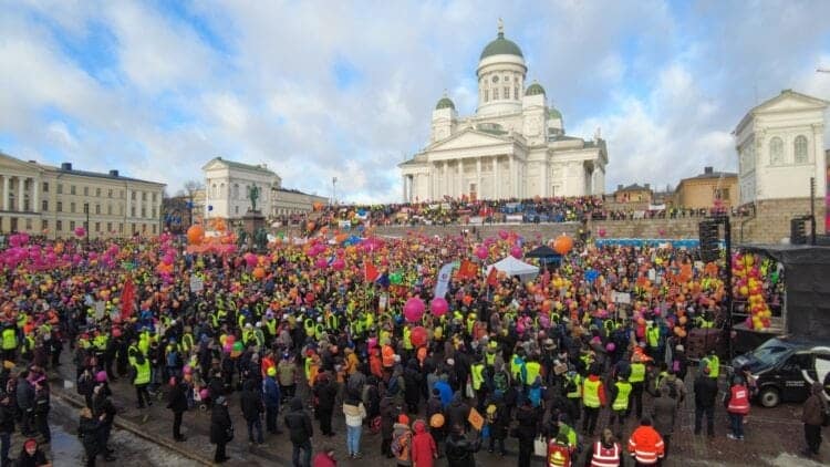 Social dialogue: urgent to turn words into deeds Trade unionists demonstrating in Helsinki