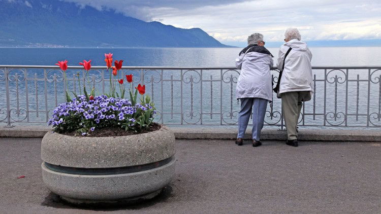 Pensions in Switzerland: how a rise was won two elderly women looking out on to Lake Geneva